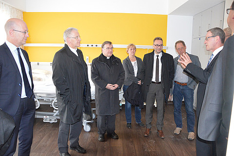 Aloys Muhle (rechts) erklärt die Besonderheiten der zukünftigen kardiologischen Station im 1. Obergeschoß des Neubaus: Ulrich Pelster, Weihbischof Heinrich Timmerevers, Propst Michael Matschke, Hedwig Schwärter, Dr. Martin Pohlmann, Georg von Lehmden