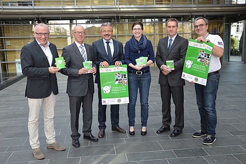 Die Schirmherren und die Organisatorin der Teddyklinik Vechta (v.l.n.r): Georg Bocklage (Präsident des Lions Club Vechta), Landrat Herbert Winkel, Bürgermeister Helmut Gels, Organisatorin Marie-Luise Rübsam (Assistenzärztin am St. Marienhospital Vecht