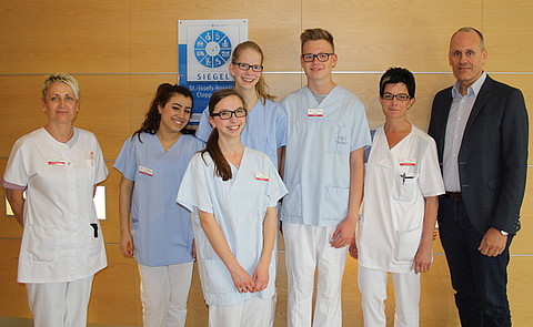 Gut gelaunter Abschluss des Kurzpraktikums im St. Josefs-Hospital (v.l.n.r.): Viktoria Garkuscha (St. Josefs-Hospital), Manal Sair Kheri (Cloppenburg), Jennifer Maurer (Cloppenburg), Carina Sieverding (Höltinghausen), Stefan Themann (Emstek), Andrea Klei