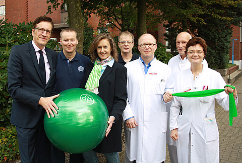 Willkommene Unterstützung des Lungensports am St. Josefs-Hospital durch die AOK Niedersachsen (v.l.n.r.): Martin Osterloh (Stellv. Regionaldirektor, AOK), Christoph Auer (Dipl.-Sportlehrer, St. Josefs-Hospital), Brigitte von Häfen (Mitinitiatorin Lunge
